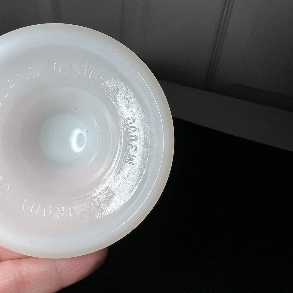 Vintage‎ E.O. Brody Co. Ribbed Milk Glass Pedestal Vase M3000 6.75